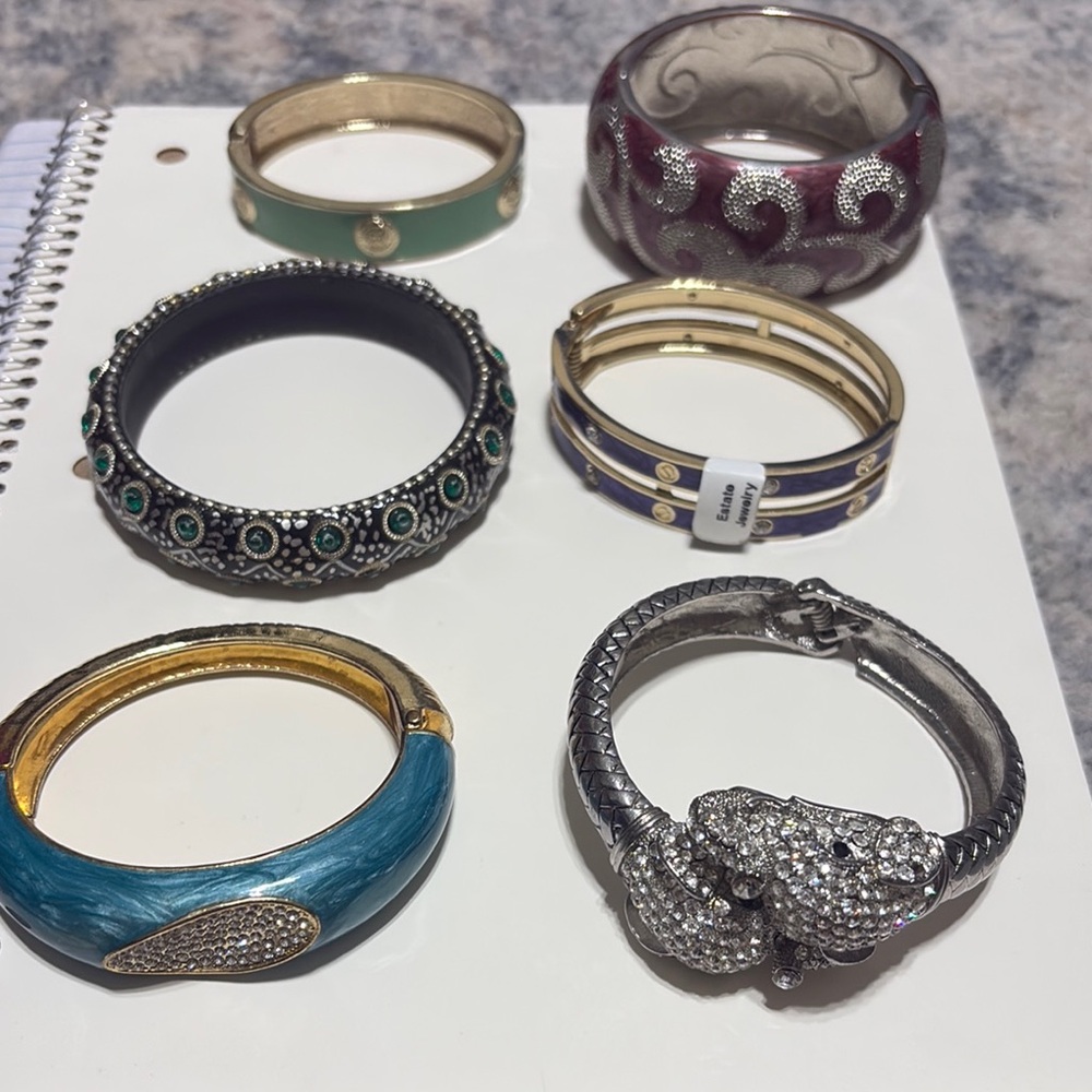 LOT of 18 costume bracelets all sizes